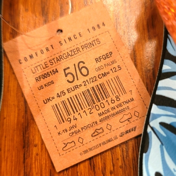 Little kids size 5/6 Reef Little stargazer print flip flops. - Picture 4 of 6